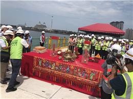 「淡江大橋及連絡道5K&#43;000~7K&#43;035 新建工程」P130 主塔鋼管圍堰合攏祈福