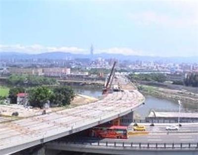 新生高架橋北端引道