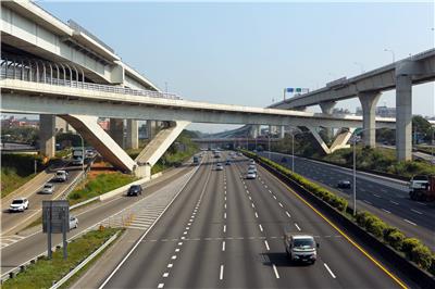 機場捷運 CE02跨中山高速公路V型橋