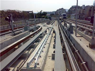  出土段鋼製行駛路面及道旁設施